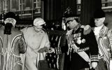 عکس| ملکه الیزابت در حال پیادهشدن از کالسکه با کمک محمدرضا پهلوی عکس| ملکه الیزابت در حال پیادهشدن از کالسکه با کمک محمدرضا پهلوی